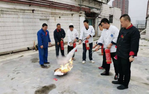 警钟常鸣  培训常抓   安全意识记心中  —— ---华康宾馆对第一批以工代训人员进行培训
